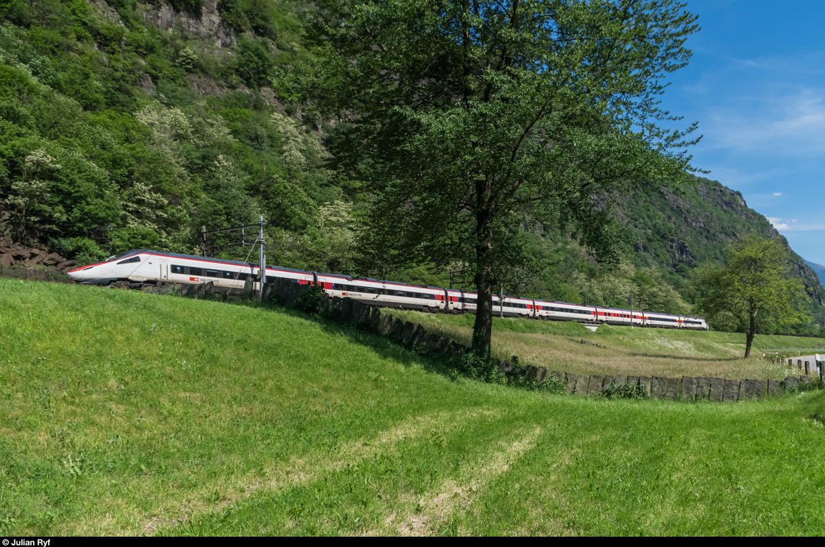 Ein SBB ETR 610 fährt am 21. Mai 2016 bei Giornico in Richtung Gotthard.