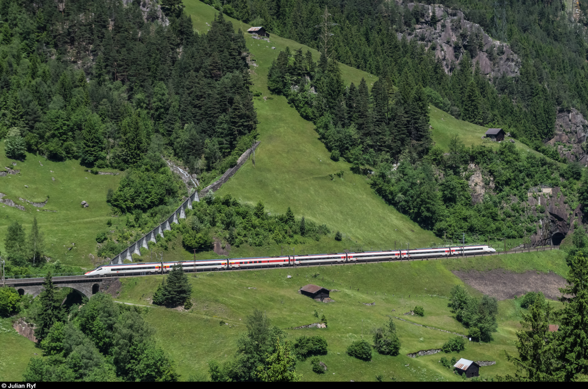 Ein SBB ETR 610 fährt am 10. Juni 2016 zwischen Gurtnellen und Wassen südwärts.