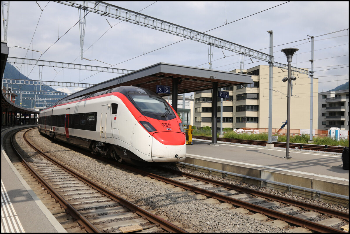 Ein SBB ETR fährt hier am 20.05.2025 um 11.18 Uhr nach Genf in Arth-Goldau auf Gleis 3 ein.