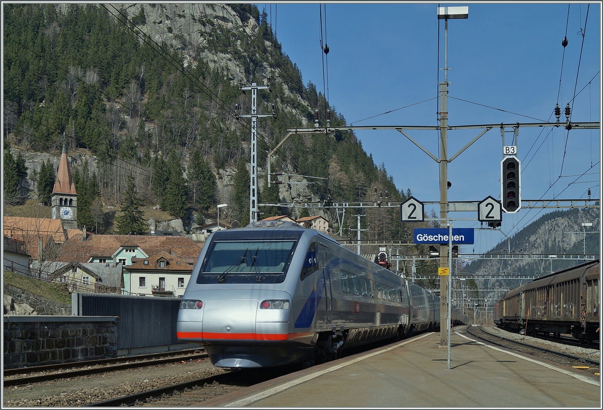 Ein SBB ETR hat von Süden kommend Göschenen erreicht und fährt nun talwärts Zürich zu.
21. März 2014