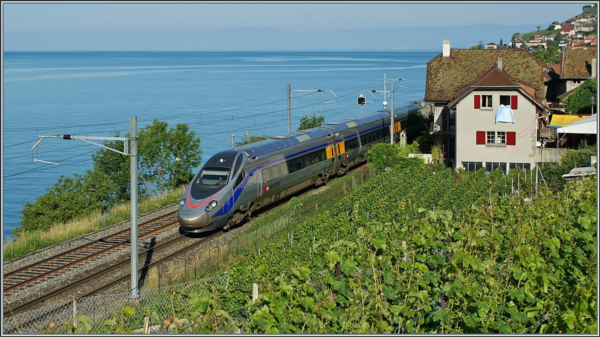 Ein SBB ETR (noch in der CIS Farbgebung) als EC ist bei St-Saphorin auf dem Weg in Richtung Italien. 

23. Juni 2010