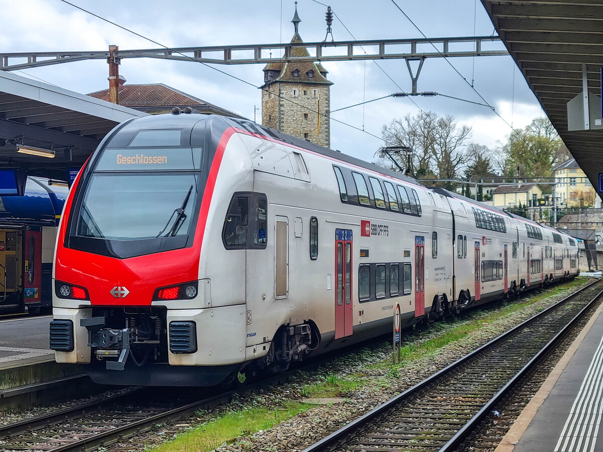 Ein SBB KISS RABe 512 auf der Linie RE 48 steht im Bahnhof Schaffhausen mit dem Ziel Zürich HB, 01.04.2024.