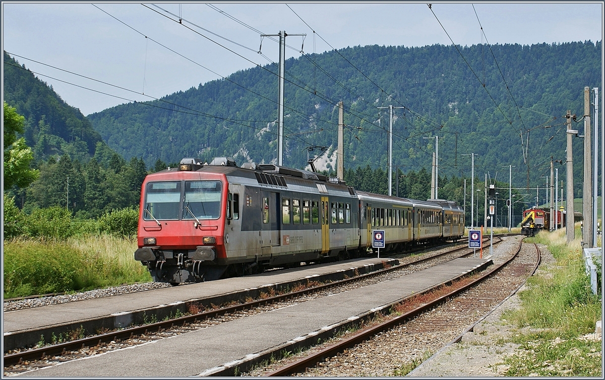 Ein SBB NPZ RBDe 560, unterwegs von Buttes nach Neuchâtel erreicht den Bahnhof von Noiraigue. 

9. Juli 2010
