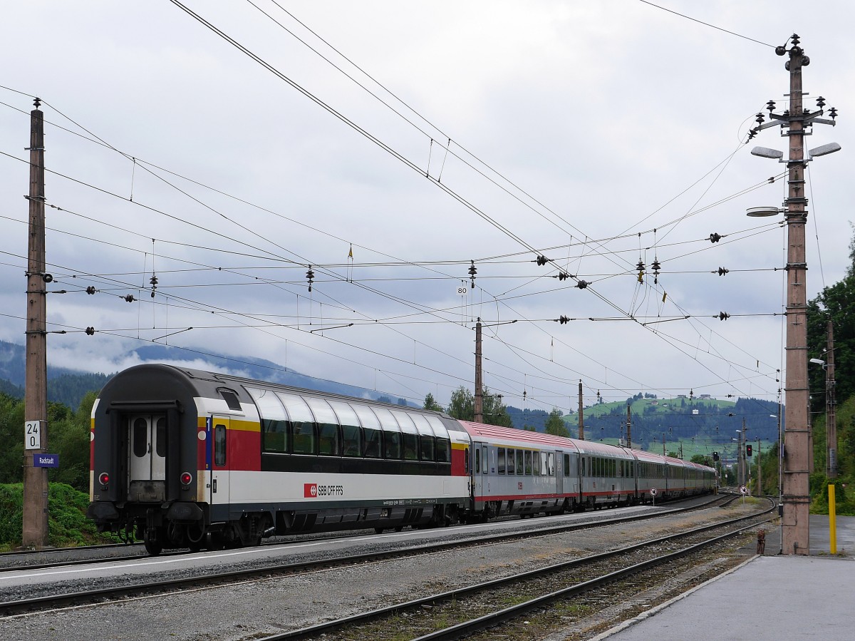 Ein SBB Panoramawagen am Zugende des ÖBB EuroCity EC 164 Graz - Innsbruck - Zürich; Ausfahrt aus Radstadt im Pongau (Ennstalbahn); 20.08.2015
