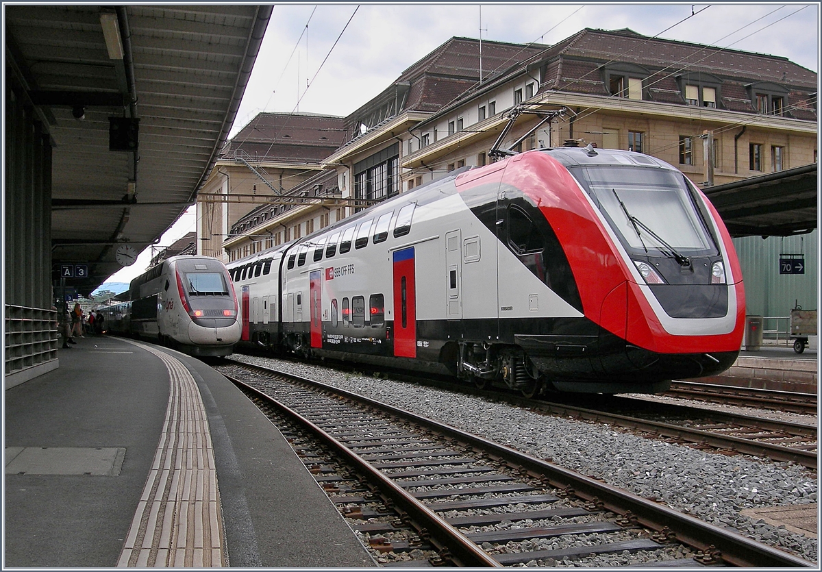 Ein SBB RABe 502 trifft auf einer Testfahrt in Lausanne auf den Lyria TGV von Paris.
15. Aug. 2017