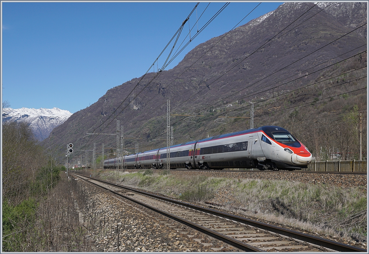 Ein SBB RABe 503 ist als EC 37 von Genève nach Venezia S.L. zwischen Premosello-Chiovenda und Cuzzago unterwegs. Im Vordergrund des Bildes die Strecke Domodossala - Novara, welche auch von den RoLa Zügen Freiburg i.B - Novara genutzt wird. 

8. April 2019