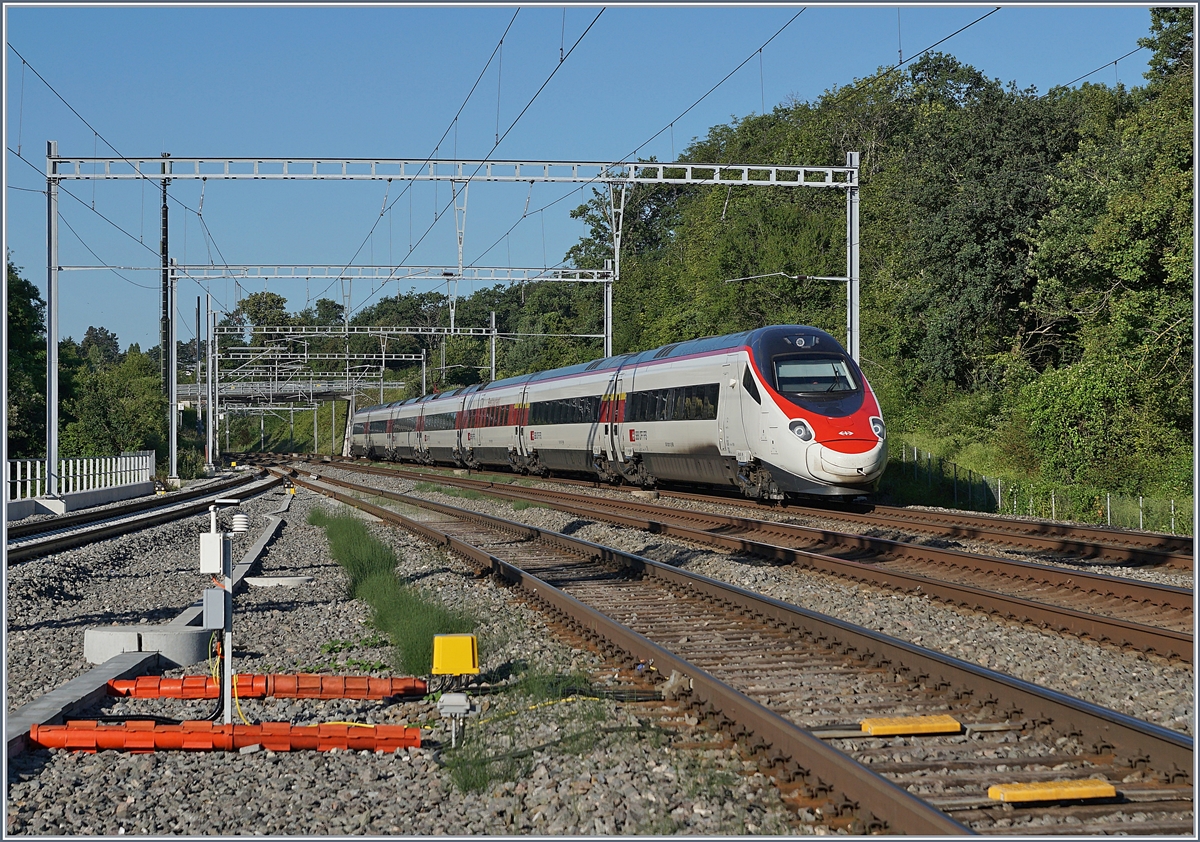 Ein SBB RABe 503 ist als EC 37 von Genève nach Venezia unterwegs und konnte bei Chambésy fotografiert werden. Auffallend sind die dunklen Flecken bei den Drehgestellen des sonst sauberen Zuges. 
19. Juni 2018