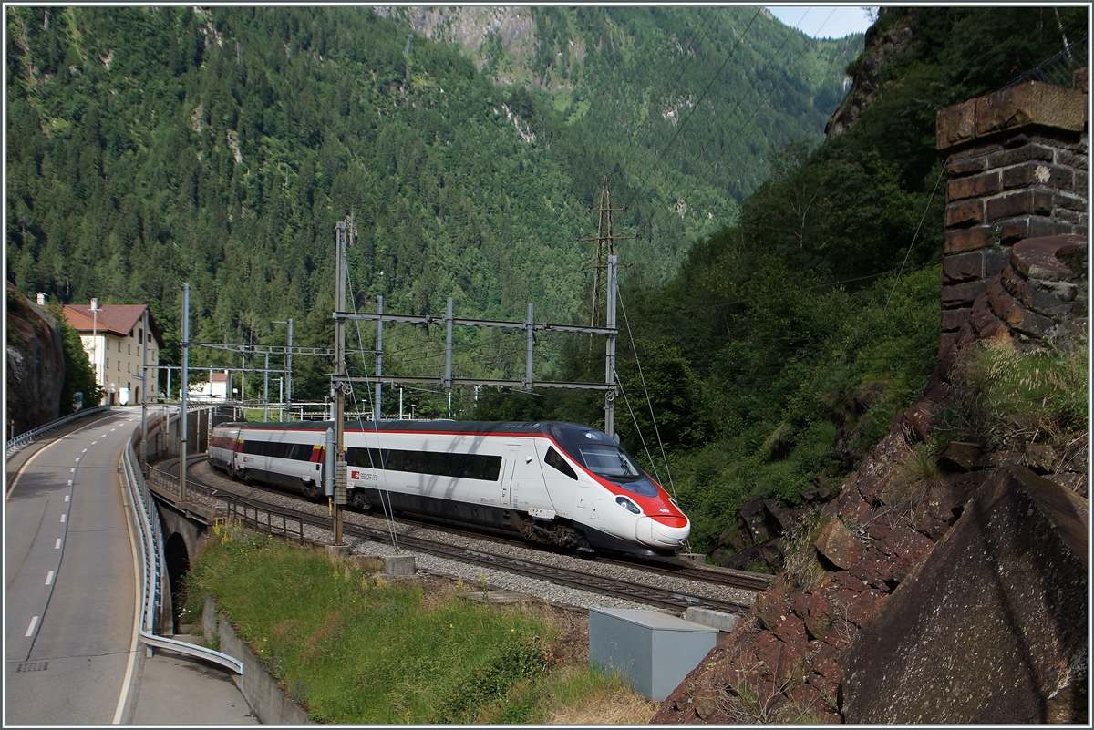 Ein SBB RABe 503 als EC 13 von Zürich nach Milano erreicht kurz nach Rodi Fiesso die Dazio Grande. 
23. Juni 2015