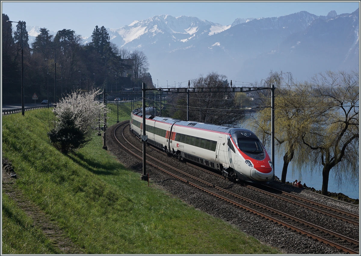 Ein SBB RABe 503 als EC 32 von Milano nach Genve kurz nach Villeneuve.
19. Mrz 2016