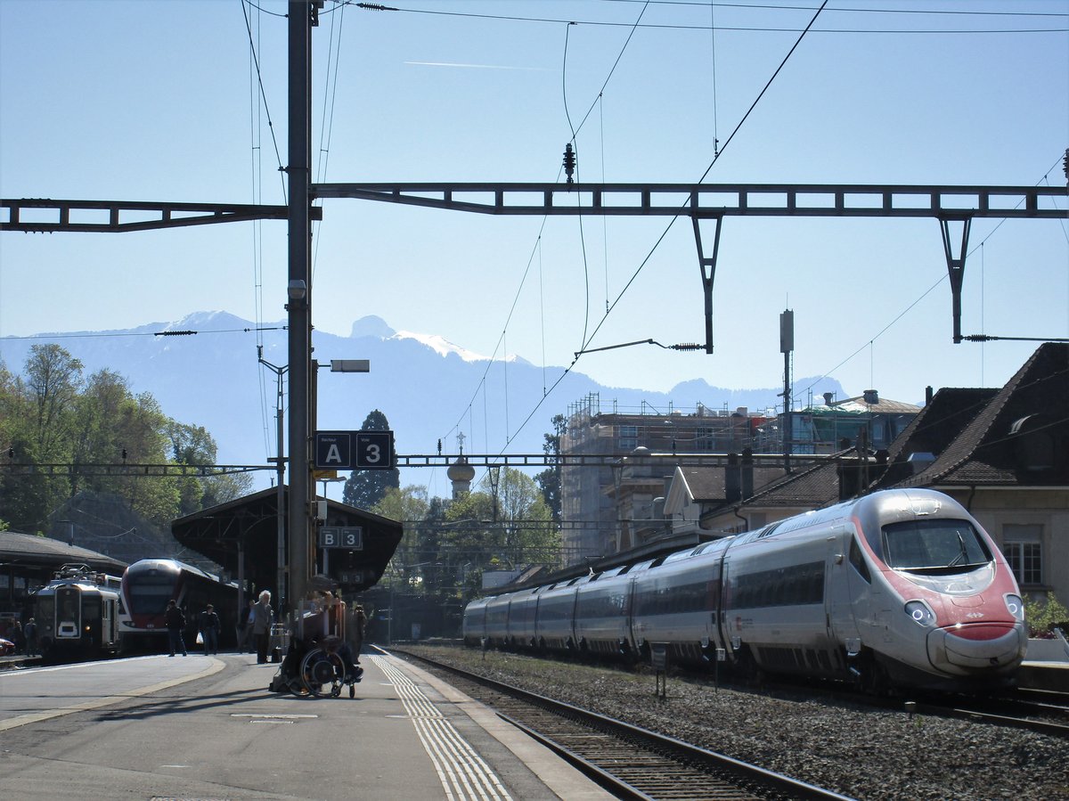 Ein SBB RABe 503 durchfährt am 8.4.17 als EC von Milano-Genève Aéroport den Bahnhof Vevey. Weiter links stand der RE 3214 von Vevey- Genève bereit zur Abfahrt. Noch weiter links, auf Gleis 5 steht der SBB BDe 4/4 Nr. 1643  Wyländerli , welcher vor ca. 15 min von Winterthur in Vevey ankam. Der Extrazug wird wegen Platzmangel dann auf ein Abstellgleis in Vevey abgestellt, damit anschliessend der Dampfextrazug Lyss- Brig Platz hat.

  