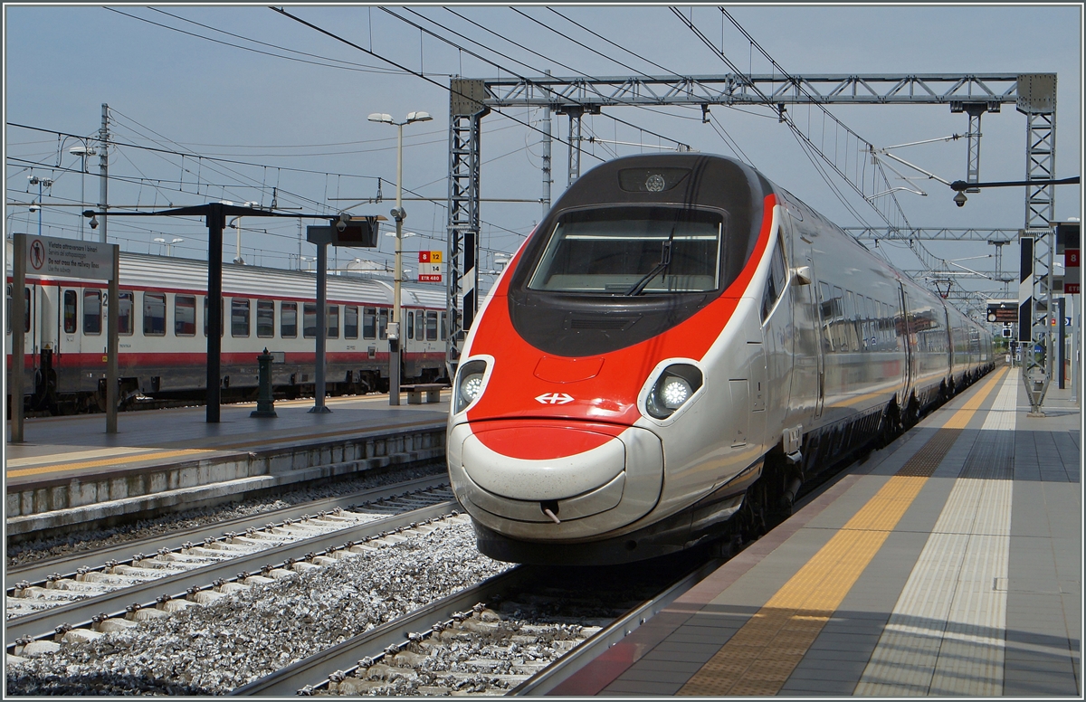 Ein SBB RABe 503 erreicht als EC 37 von Genève nach Venezia SL Rho Fiera EXOP Milano 2015.
22. Juni 2015