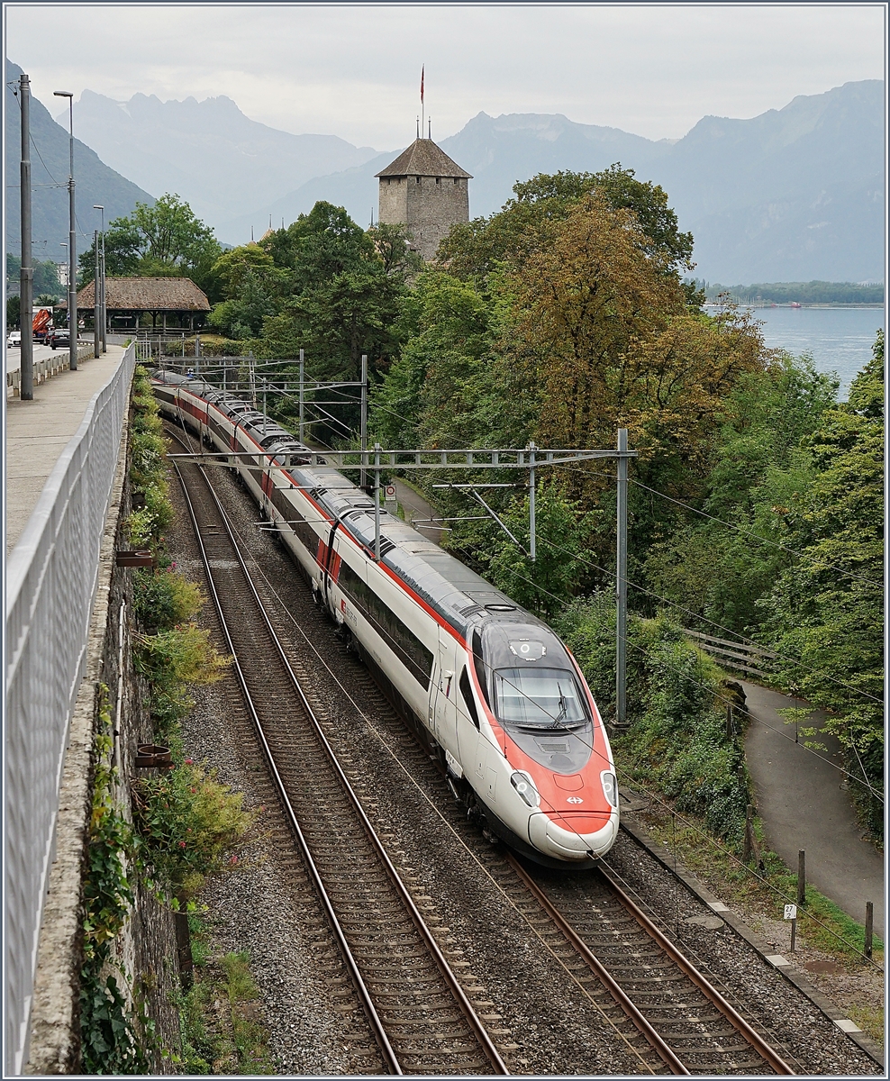 Ein SBB RABe 503 (ETR 610) als EC 32 von Milano nach Genève beim Château de Chillon.
28. Aug. 2017
