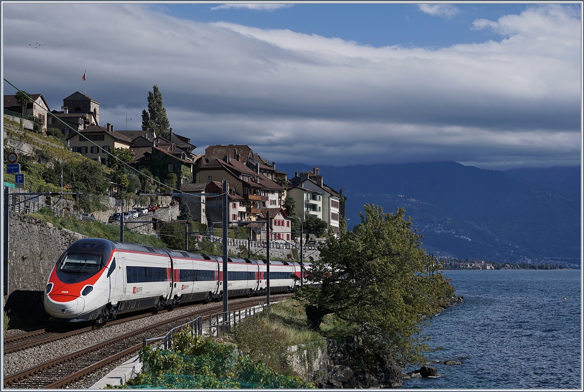 Ein SBB RABe 503 (ETR 610) auf der Fahrt von Genève nach Milano bei Saint Saphorin bei interessantem wechselhaftem Wetter. 

30. Sept. 2019