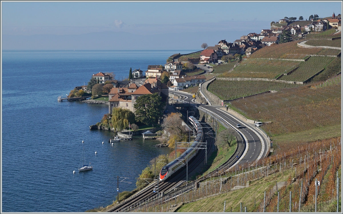 Ein SBB RABe 503 (ETR 610) ist als EC 32 von Milano Centrale auf dem Weg nach Genève und erreicht gerade Rivaz. 

12. Nov. 2020