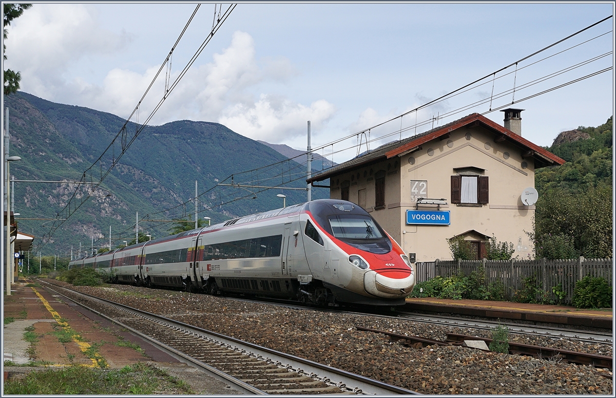 Ein SBB RABe 503 mit einem  dreckigen Lächeln  unterwegs von Genève nach Venezia fährt durch den Bahnhof von Vogogna.
18. Sept. 2017
