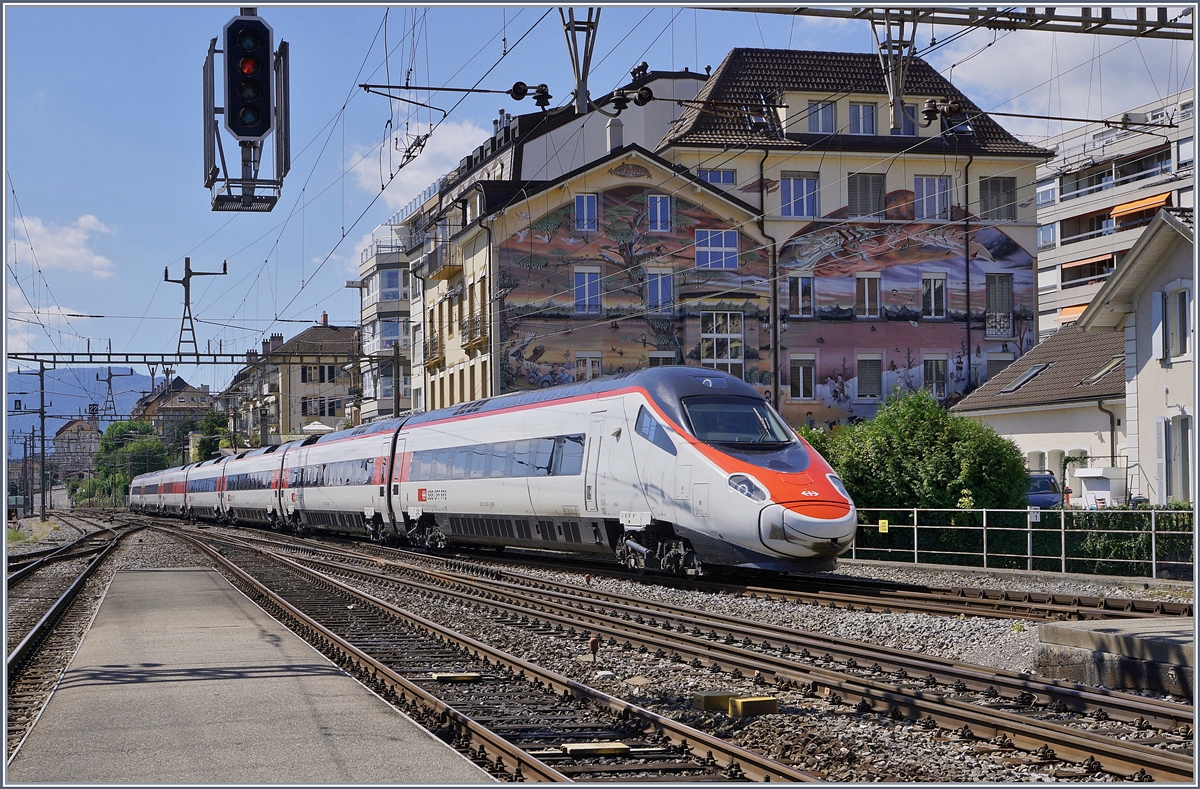 Ein SBB RABe 503 statt eines ICN erreicht als IC 5 von Genève Aéroport nach Zürich HB den Bahnhof von Neuchâtel. 

3. Sept. 2020