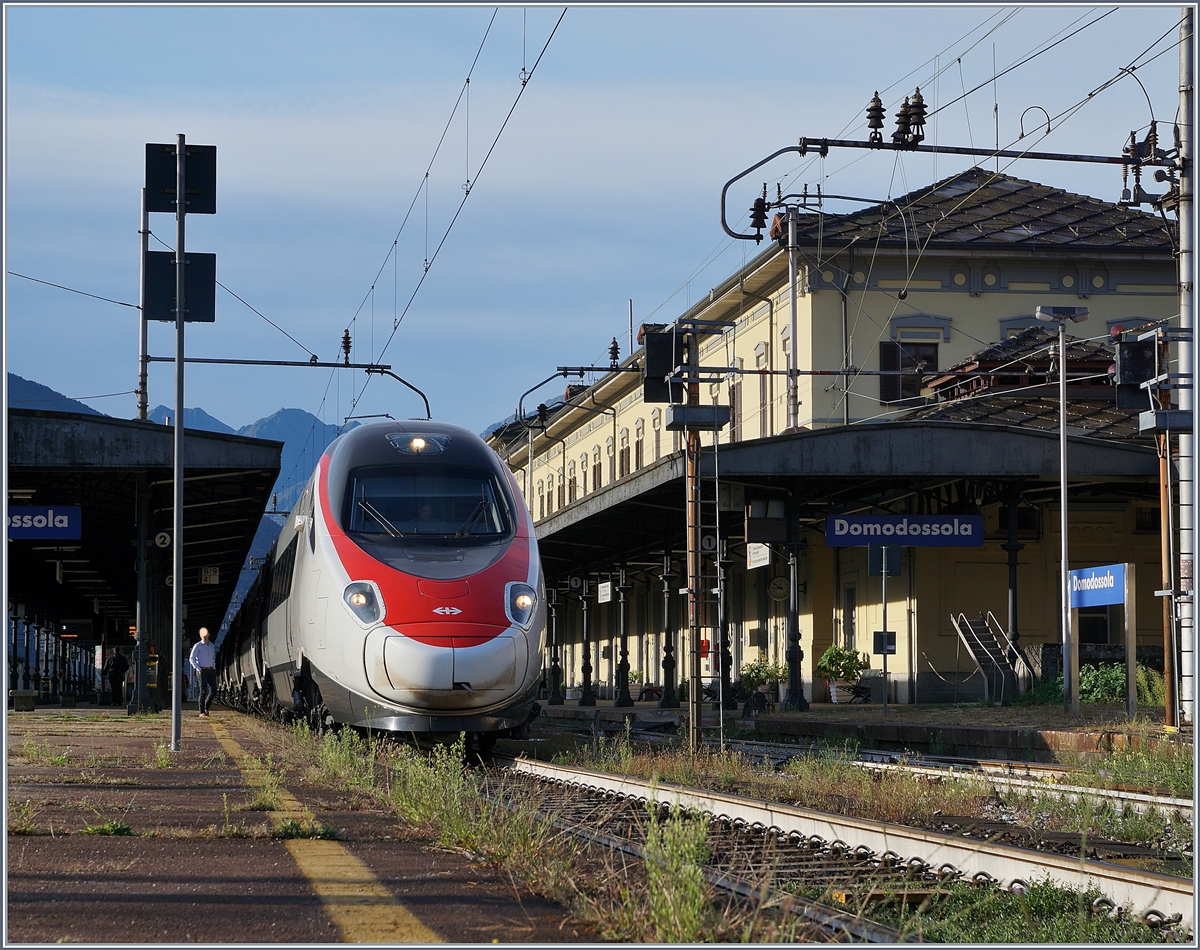 Ein SBB RABe 503 wartet in Domodossola als EC 50 auf die Abfahrt nach Basel SBB. 

18. Sept. 2017