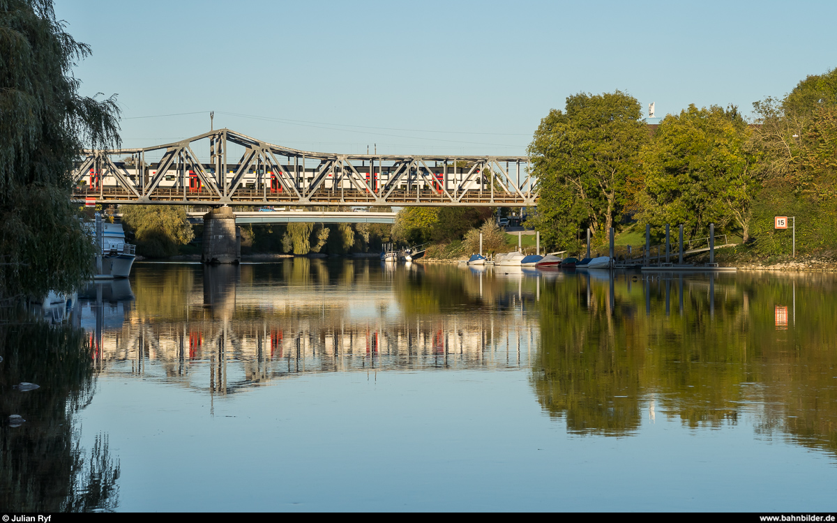 Ein SBB RABe 511 als RE Biel - Bern überquert am 16. Oktober 2019 die Brücke über den Nidau-Büren-Kanal bei Brügg BE.