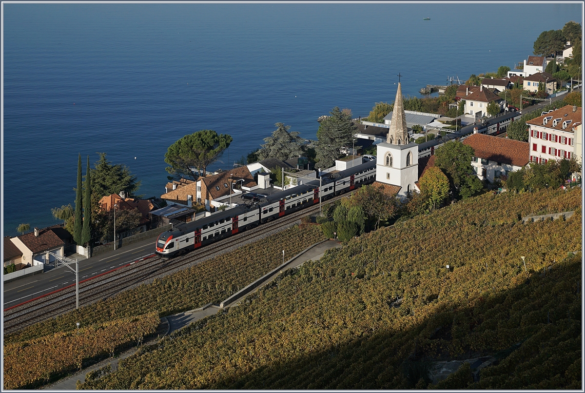 Ein SBB RABe 511  KISS  als RE 3210 auf der Fahrt von Vevey nach Genève erreicht Villette VD.
18. Okt. 2017
