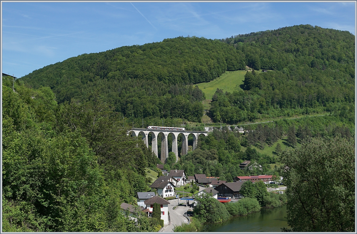 Ein SBB RABe 522 ist als RE 18181 von Delle nach Biel/Bienne unterwegs, hat gerade den Bahnhof St-Ursanne verlassen und fährt nun über den 237 Meter langen Combe Maran Steinbogenviadukt. 

1. Juni 2019  