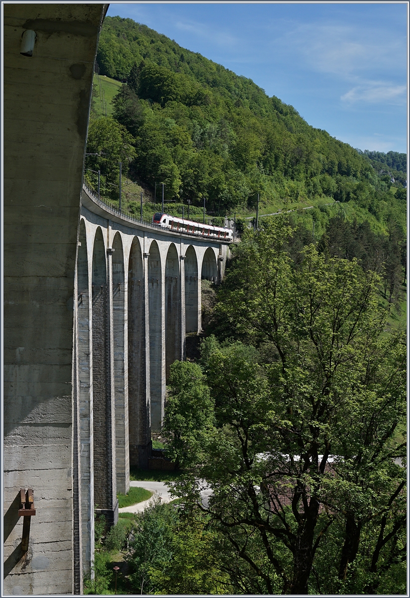 Ein SBB RABe 522 unterwegs als RE 18182 von Biel/Bienne nach Delle befährt bei St-Ursanne das 237 Meter lange und 50 Meter hohe Steinbogen Viadukt  Combe Maran .

1. Juni 2019