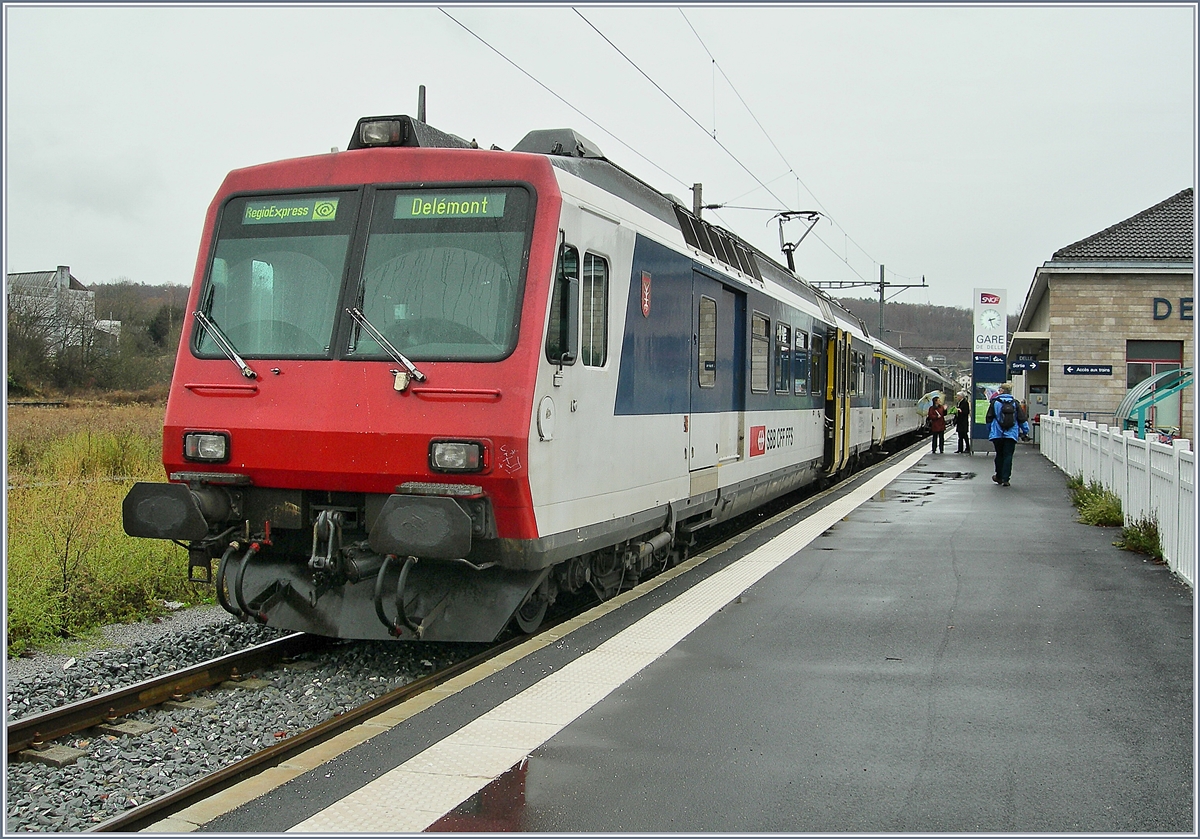 Ein SBB RABe 560 (NPZ) wartet in Delle auf die Rückfahrt nach Biel/Bienne 

23. Nov. 2007