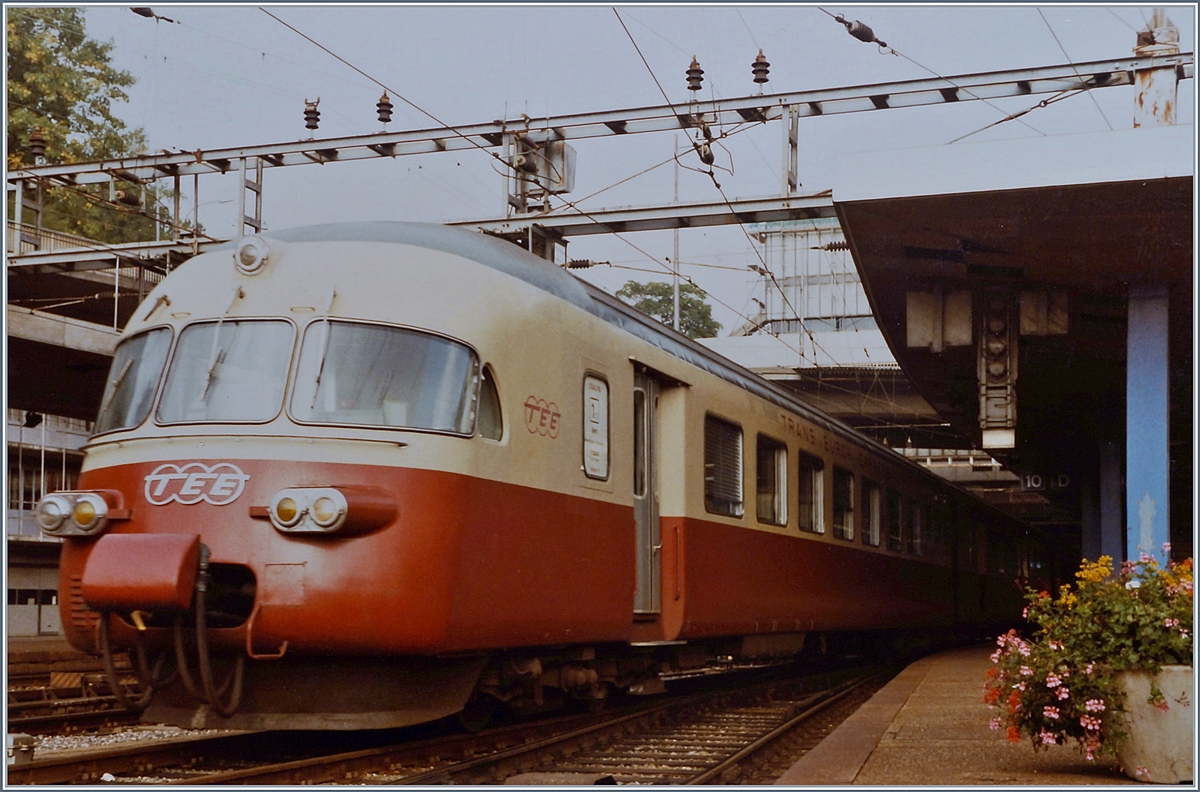 Ein SBB RAe II verlässt als IC 426  Cisalpin  Bern in Richtung Frasne, wo ein TGV Anschluss nach Paris besteht. 

Analogbild vom 19. Sept. 1984
