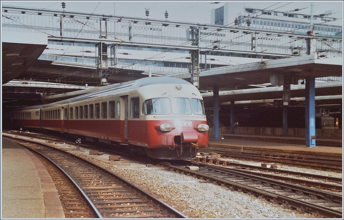 Ein SBB RAe TEE II verlässt trotz SNCF Streik den Bahnhof von Bern in Richtung Frasne als IC 426, um dort Anschluss an den TGV 26 nach Paris Gare de Lyon zu vermitteln.

Analog Bild vom 24. Mai 1984 