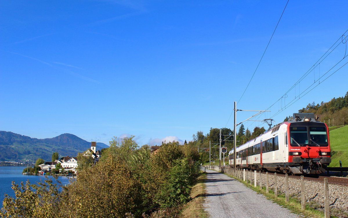 Ein SBB RBDe 560 Domino verkehrte am Morgen des 7. Oktober 2017 unter blauem Himmel als S6 nach Linthal zwischen Bollingen und Schmerikon Richtung Schmerikon. Irgendwie erinnert mich die Gegend und das  Dörfchen , dazu mit dem  Domino  schon noch ein bisschen an St. Saphorin im Kanton Waadt. Statt dem Genfersee, den Obersee... ;)