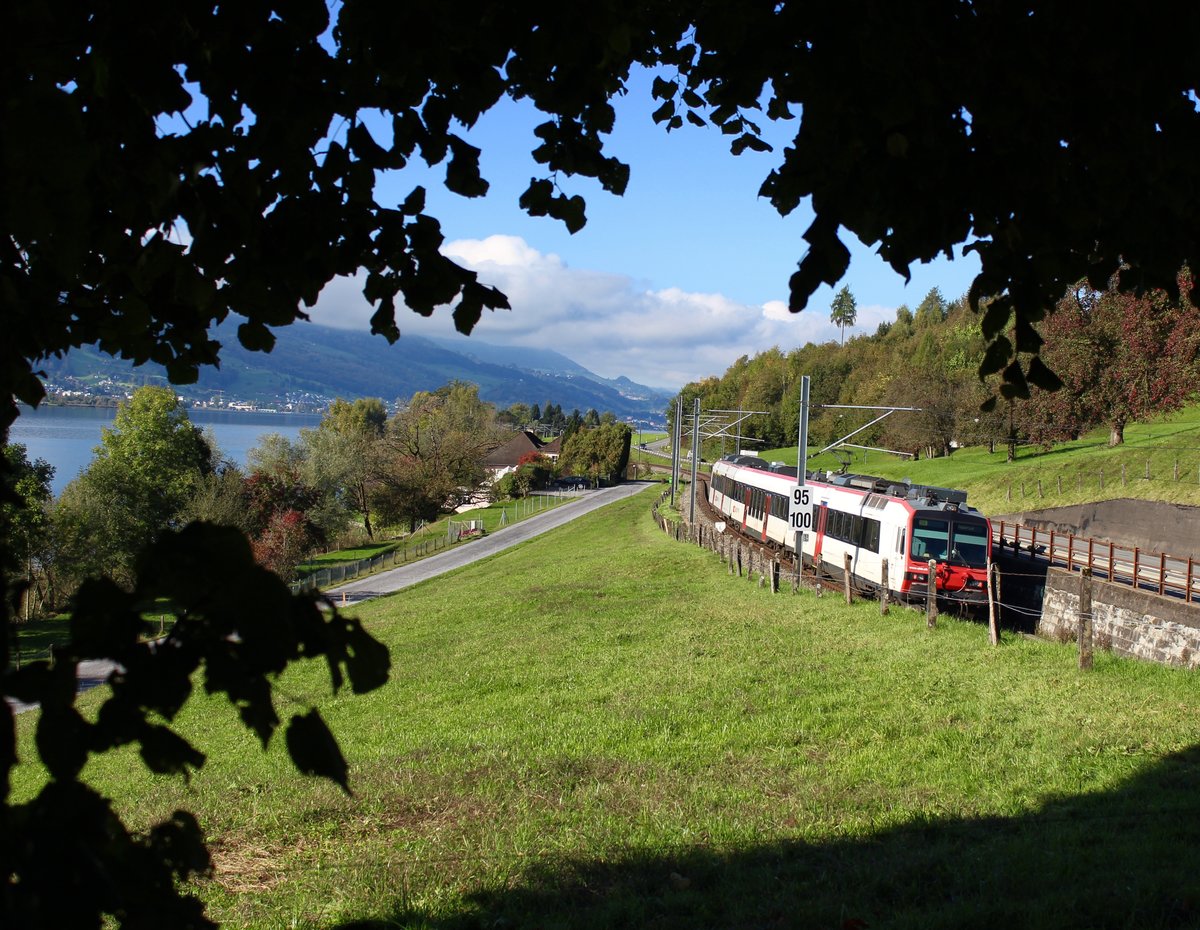Ein SBB RBDe 560 Domino unterwegs in Bollingen am 7. Oktober 2017 als S6 nach Rapperswil.