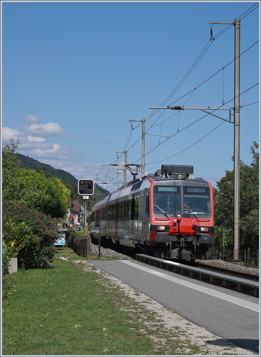 Ein SBB RBDe 560  Domino  erreicht als Regionalzug 7450 von Biel/Bienne nach Neuchâtel den Bahnhof Ligerz. 

14. August 2019
