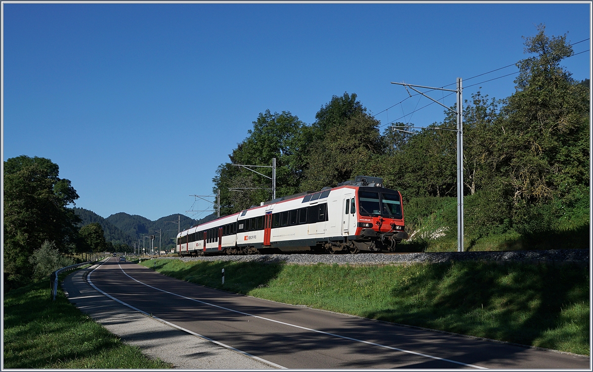 Ein SBB RBDe 560  Domino  als Regionalzug 7039 Buttes - Neuchâtel im hier flachen und weiten Val de Travers kurz vor Fleurier. 

4. Sept. 2019