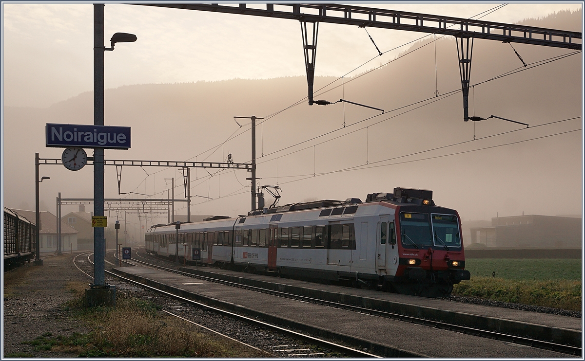 Ein SBB RBDe 560 Domino ist als Regionalzug 7026 von Neuchâtel nach Buttes unterwegs und hat Noiraigue erreicht. 

5. Nov. 2019