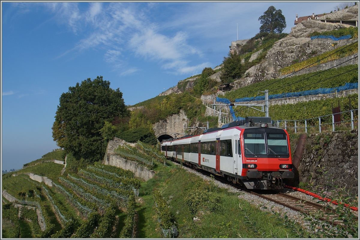 Ein SBB RBe 560 (Domino) verkehrt als S 31 12066 von Vevey nach Puidoux-Chexbres und erreicht in wenigen Minuten Chexbres. 3. Okt. 2015
