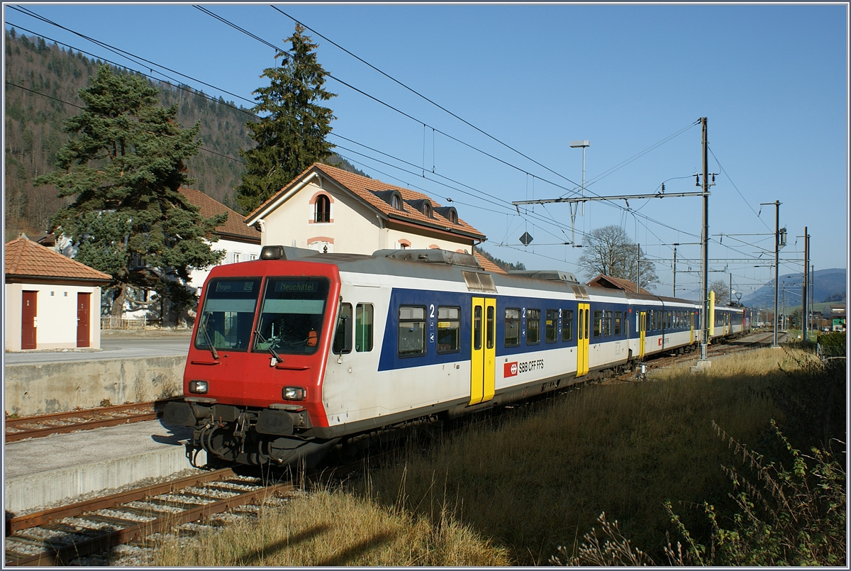 Ein SBB Regionalzug von Neuchâtel kommend, wendet in kleinen Kopfbahnhof von Buttes für die baldige Rückfahrt nach Neuchâtel. 
Zug- bzw. Schiebelok ist eine SBB Cargo Re 420.

19. Nov. 2009