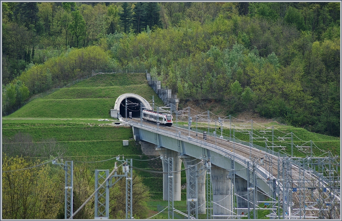 Ein SBB TILO Flirt ist auf dem Weg Richtung Varese und fährt über die 438 Meter langen Bevera Brücke. Der Zug hat den 970 Meter langen Bevera Tunnel verlassen, welcher unmittelbar beim Bahnhof Cantello Gaggiolo beginnt. 

27. April 2019
