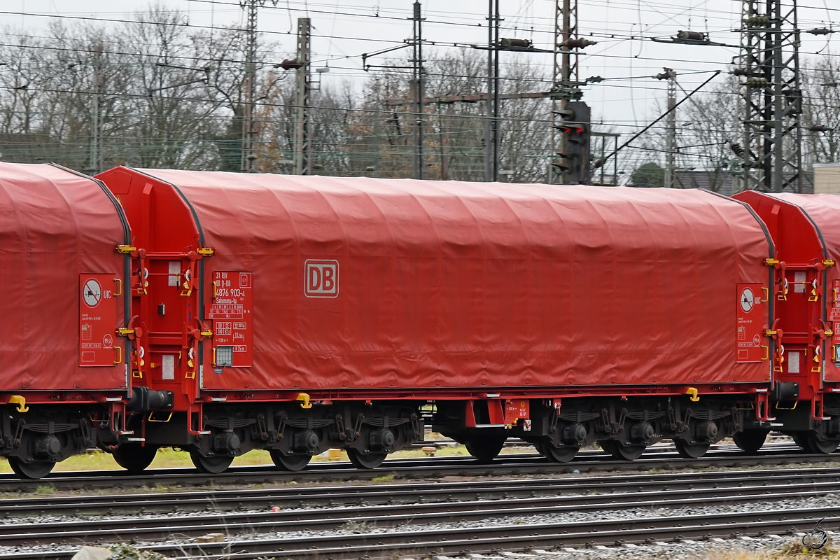 Ein Schiebeplanenwagen Anfang Dezember 2019 in Wanne-Eickel.
