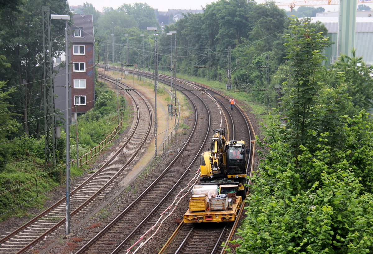 Ein Schienenbagger fährt von Aaachen-Hbf nach Aachen-Schanz.
Aufgenommen von einer Brücke von der Weberstraße in Aachen. 
Am Morgen vom 12.6.2019.