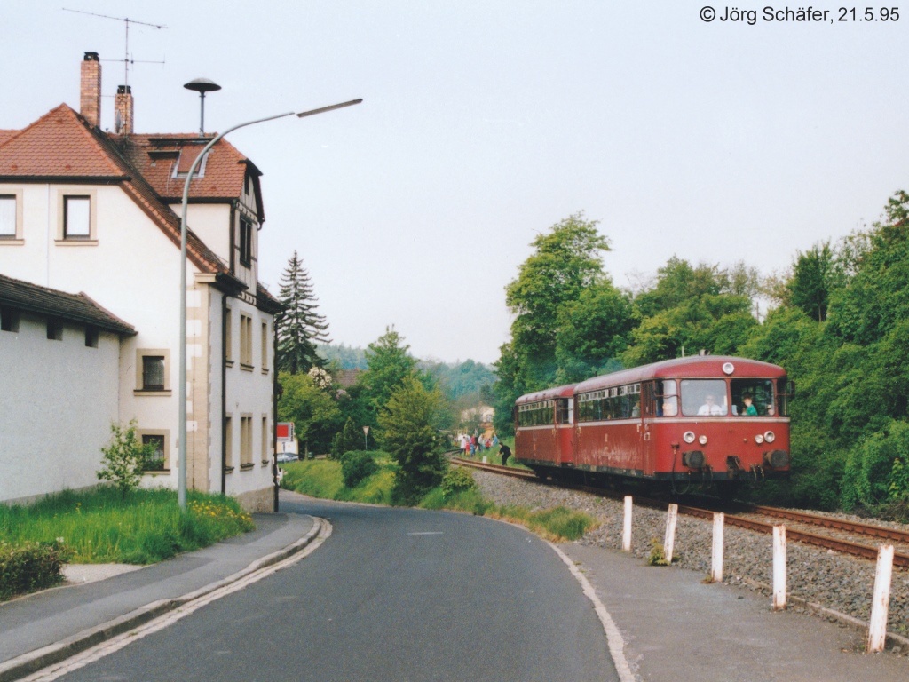 Ein Schienenbus fuhr am 21.5.95 in Ebrach ab. 23 Jahre nach der Einstellung des planmäßigen Personenverkehrs brachte die Aktion  Mobil ohne Auto  wieder einmal einen Triebwagen in den Ebrachgrund.