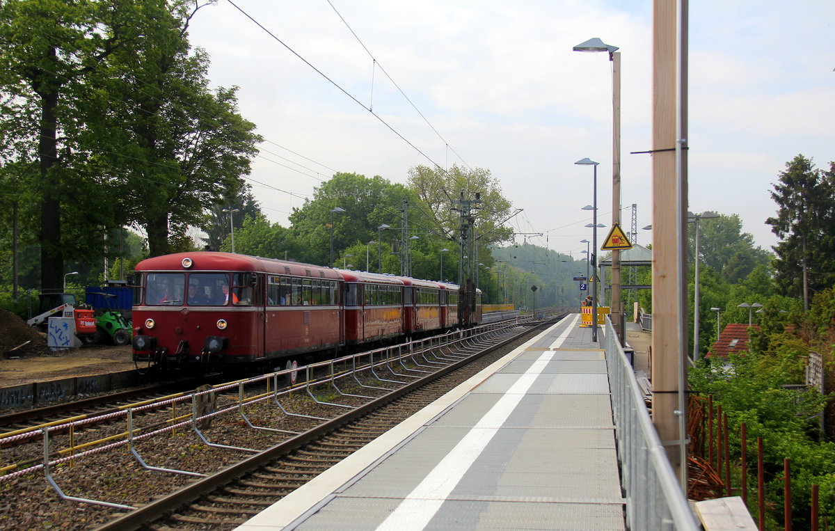 Ein Schienenbus von der VEB für AKE unterwegs AKE-Rheingold auf der Sonderfahrt  Rund um Aachen  und kommt aus Richtung Aachen-Hbf,Aachen-Schanz,Aachen-West,Laurensberg,Richterich und fährt durch Kohlscheid in Richtung Herzogenrath. 
Aufgenommen von Bahnsteig 2 in Kohlscheid. 
Bei schönem Frühlingswetter am Vormittag vom 18.5.2019.