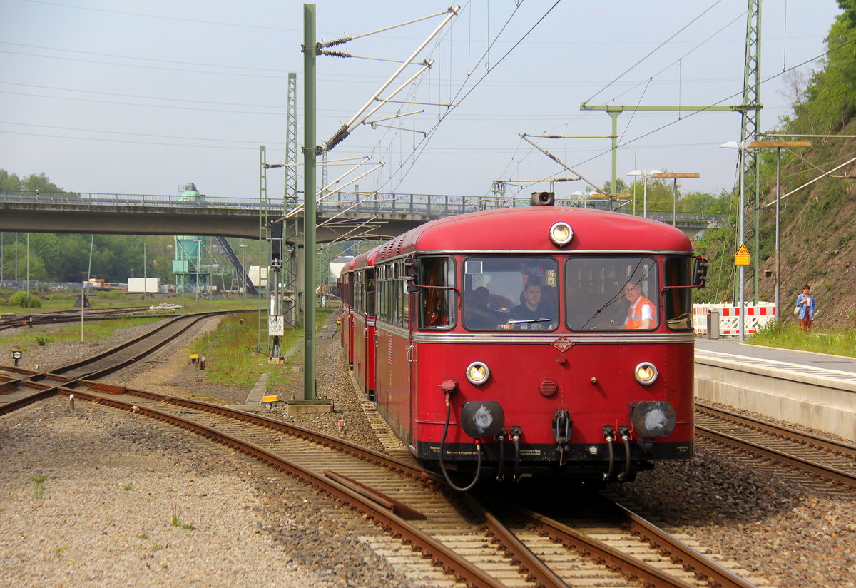 Ein Schienenbus von der VEB für AKE unterwegs AKE-Rheingold auf der Sonderfahrt  Rund um Aachen  und kommt aus Richtung Alsdorf und fährt in Stolberg-Rheinland-Hbf ein.
Aufgenommen vom Bahnsteig 43 in Stolberg-Hbf. 
Bei schönem Frühlingswetter am Vormittag vom 18.5.2019.