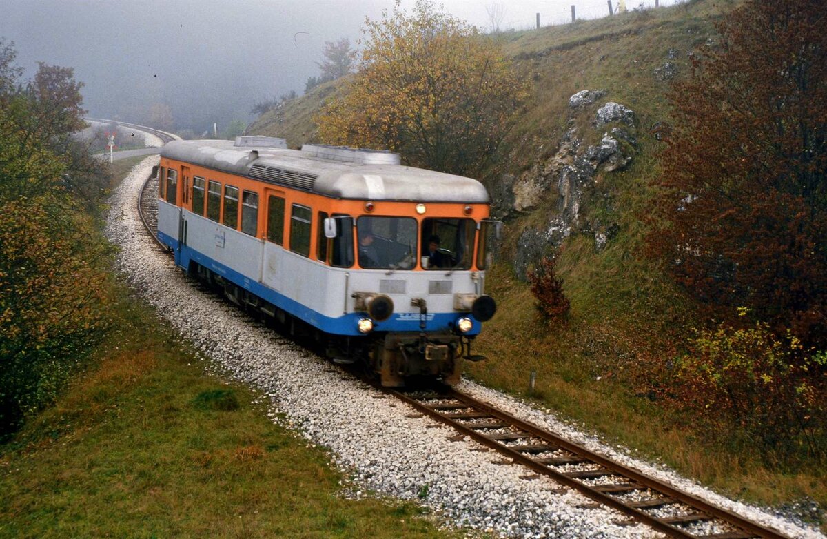 Ein Schienenbus der WEG auf der Nebenbahn Amstetten-Laichingen zwischen Oppingen und Amstetten, 02.11.1984