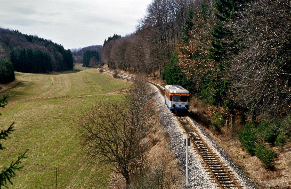 Ein Schienenbus der WEG-Nebenbahn Amstetten-Laichingen zwischen Amstetten und Oppingen,
01.04.1985