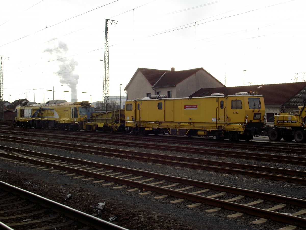 Ein Schienenfräszug steht am 25.11.13 in Hanau Hbf 