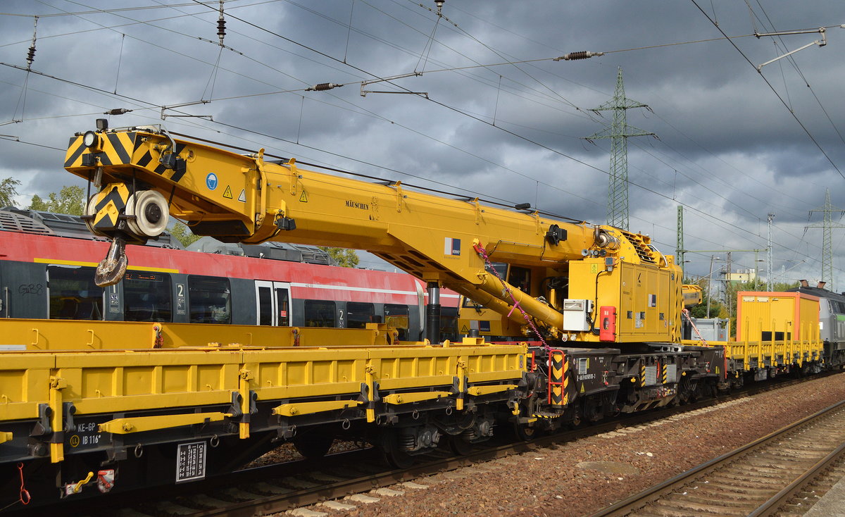 Ein Schienengleisbaukran der Firma HERING/GleisbauSabrodt vom Typ KIROW MULTITASKER KRC910 Name:  MÄUSCHEN  mit der Registriernummer:  D-GBS 99 80 9419 018-3  am Haken von  218 488-7  bei der Durchfahrt im Bf. Flughafen Berlin Schönefeld am 06.10.20  