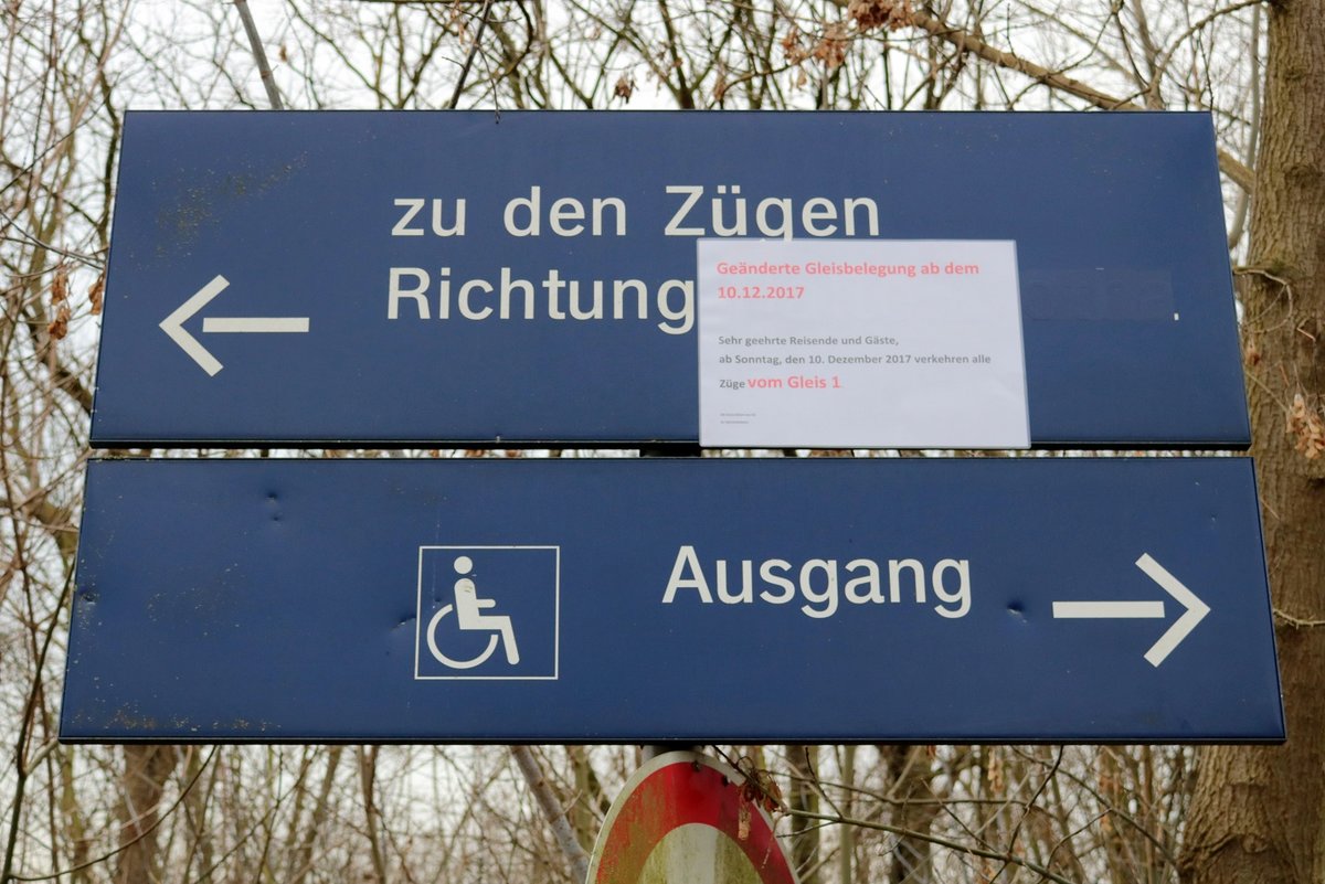 Ein Schild an einem Wegweiser des Hp Halle Zscherbener Straße weist Reisende darauf hin, dass ab dem Fahrplanwechsel alle S-Bahnen von Gleis 1 verkehren. Diese Regelung, die ebenfalls den Hp Halle-Neustadt betraf, bestand jedoch nur vorübergehend; mittlerweile wird auch wieder Gleis 2 genutzt. [24.12.2017 | 13:48 Uhr]