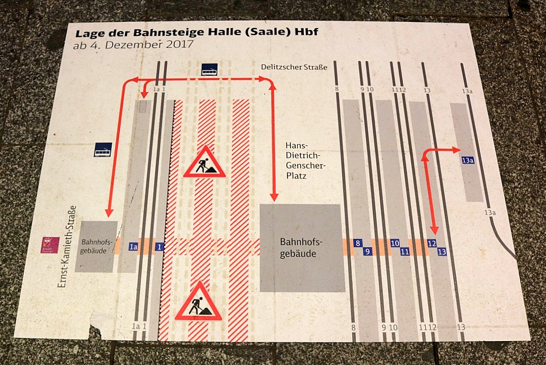 Ein Schild auf dem Boden des westlichen Ausgangs in Halle(Saale)Hbf signalisiert die Erreichbarkeit der Bahnsteige im Zuge der Bauarbeiten auf der Westseite. [27.12.2017 | 15:33 Uhr]