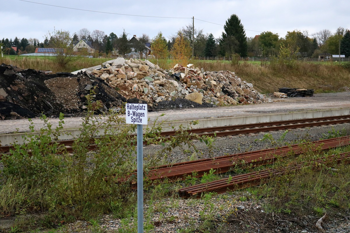 Ein Schild mit der Aufschrift  Halteplatz B-Wagen Spitze  steht neben Gleis 4 im Bahnhof Geithain. Dahinter scheint noch ein weiterer Bahnsteig zu sein, der aber nicht für Personen zugänglich ist. [31.10.2017 | 11:50 Uhr]