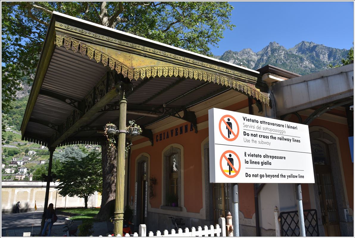 Ein Schild das omnipräsent ist auf italienischen Bahnhöfen, dessen Beachtung aber nicht überall Folge geleistet wird und wer kennt sie nicht, die Durchsagen am Lautsprecher, die auf die  Linea gialla  aufmerksam macht. Chiavenna (28.06.2016)