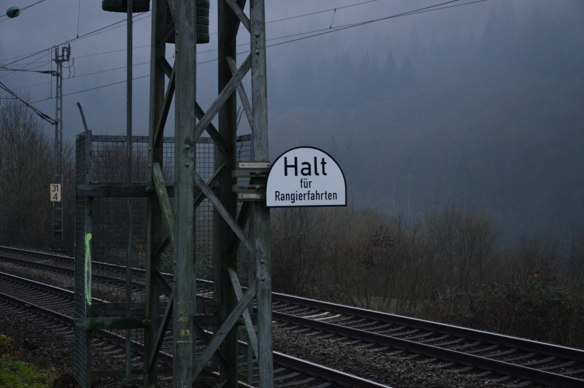 Ein Schild wie es früher einmal an jeder Bahnhofsausfahrt stand.....heute gibt es zwar noch einige Schilder, aber fast keinen Grund mehr weshalb man in den Bahnhöfen rangieren sollte.
31.12.2015